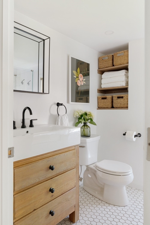 North Andover, Massachusetts 01845, United States, 3 Bedrooms Bedrooms, ,2 BathroomsBathrooms,Residential,Pending,206210