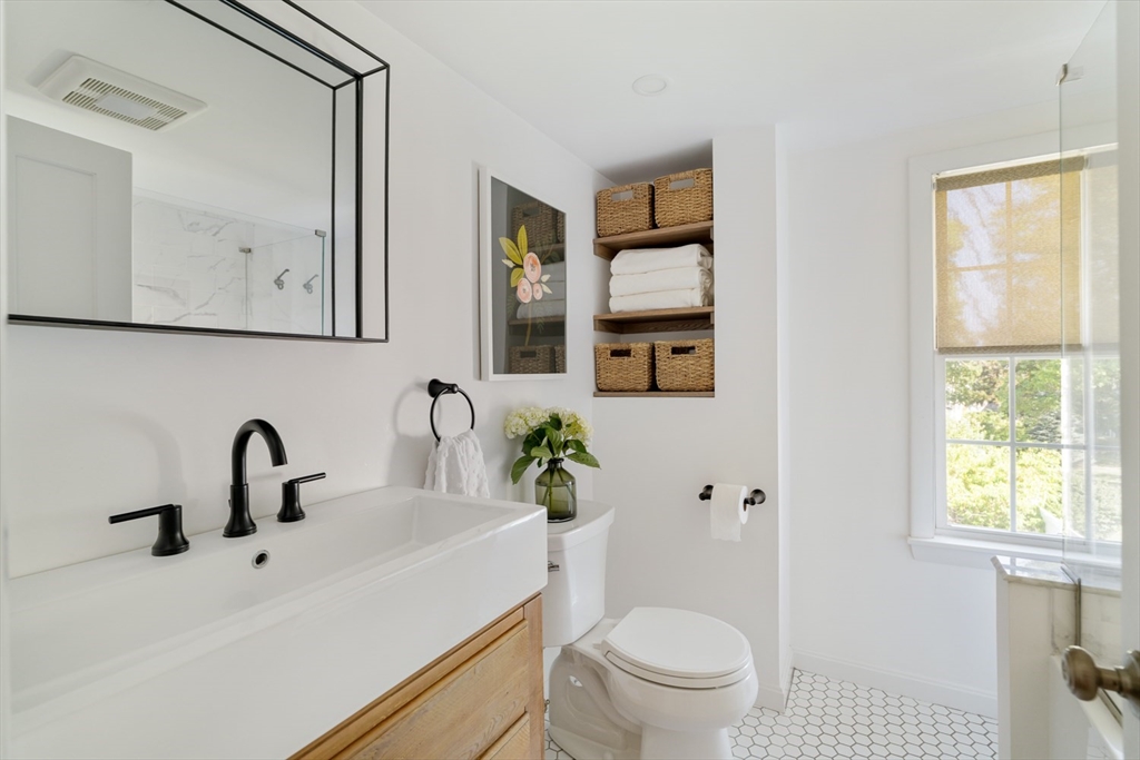 North Andover, Massachusetts 01845, United States, 3 Bedrooms Bedrooms, ,2 BathroomsBathrooms,Residential,Pending,206210