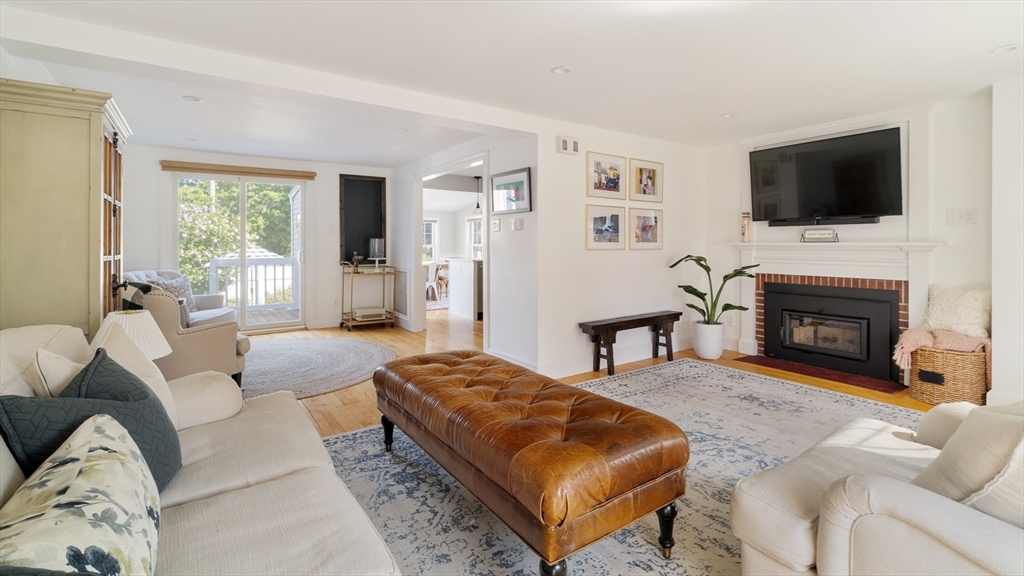 North Andover, Massachusetts 01845, United States, 3 Bedrooms Bedrooms, ,2 BathroomsBathrooms,Residential,Pending,206210