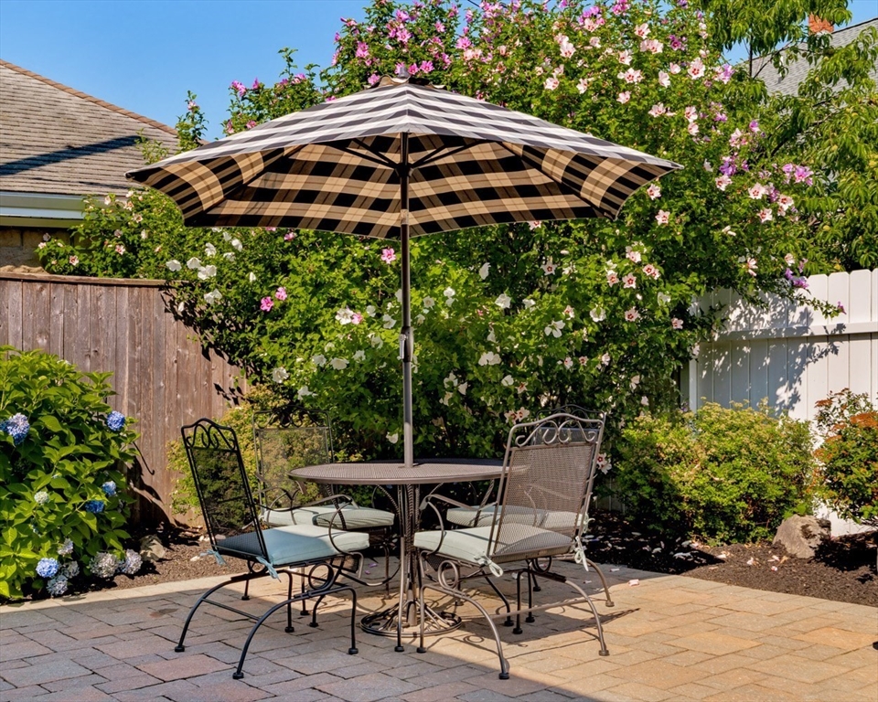 North Andover, Massachusetts 01845, United States, 3 Bedrooms Bedrooms, ,2 BathroomsBathrooms,Residential,Pending,206210