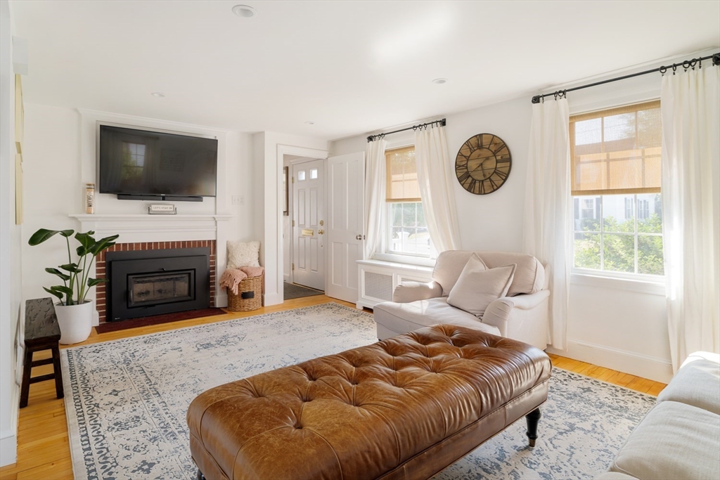 North Andover, Massachusetts 01845, United States, 3 Bedrooms Bedrooms, ,2 BathroomsBathrooms,Residential,Pending,206210