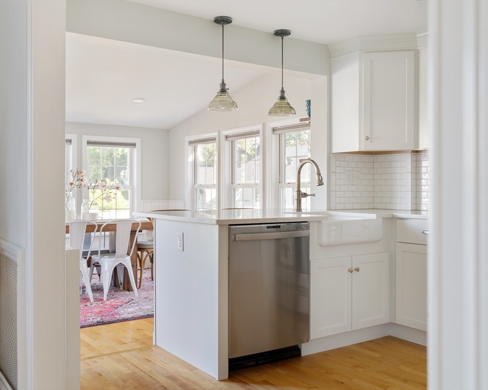 North Andover, Massachusetts 01845, United States, 3 Bedrooms Bedrooms, ,2 BathroomsBathrooms,Residential,Pending,206210