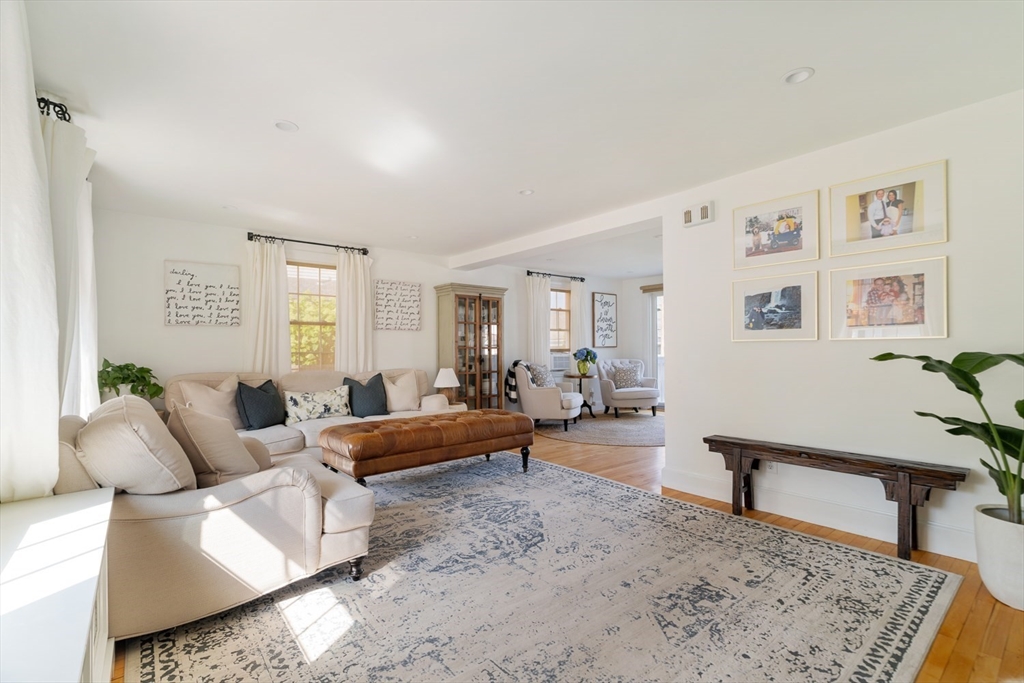 North Andover, Massachusetts 01845, United States, 3 Bedrooms Bedrooms, ,2 BathroomsBathrooms,Residential,Pending,206210