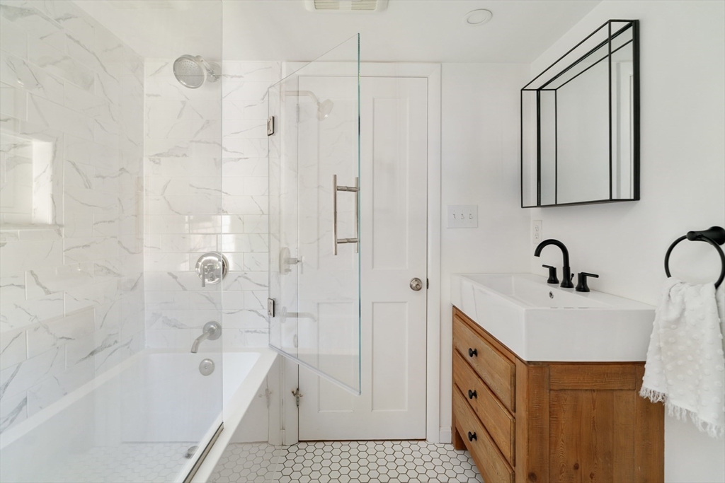 North Andover, Massachusetts 01845, United States, 3 Bedrooms Bedrooms, ,2 BathroomsBathrooms,Residential,Pending,206210