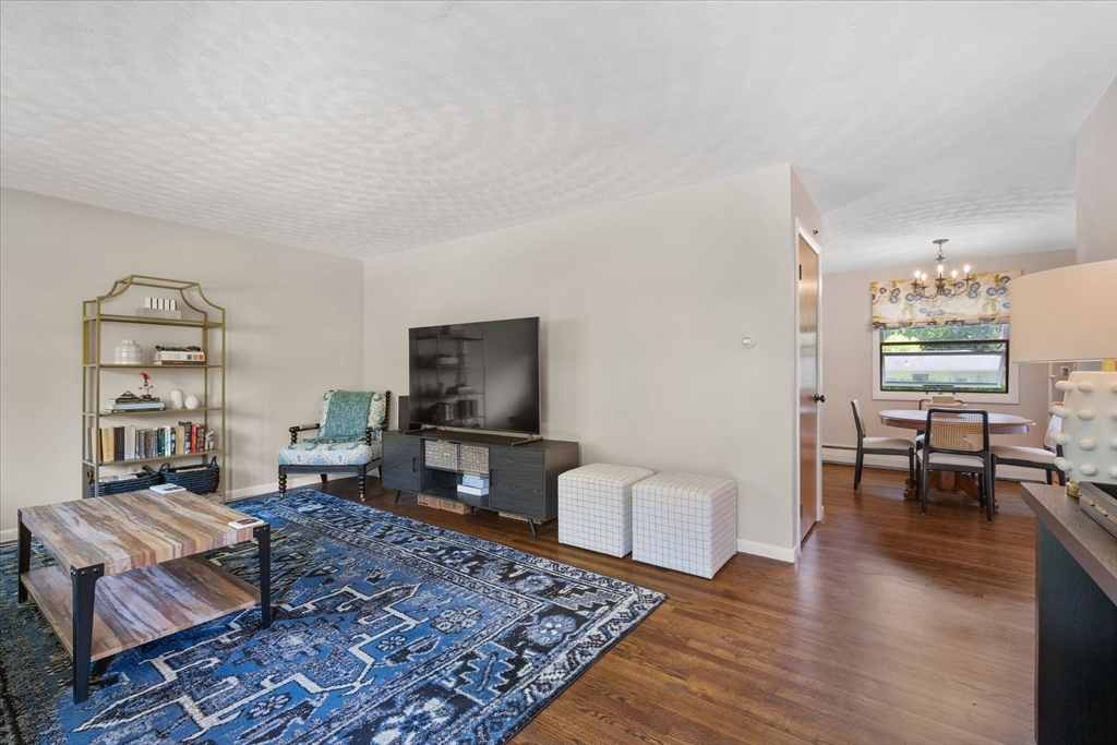 8 Horseshoe Dr