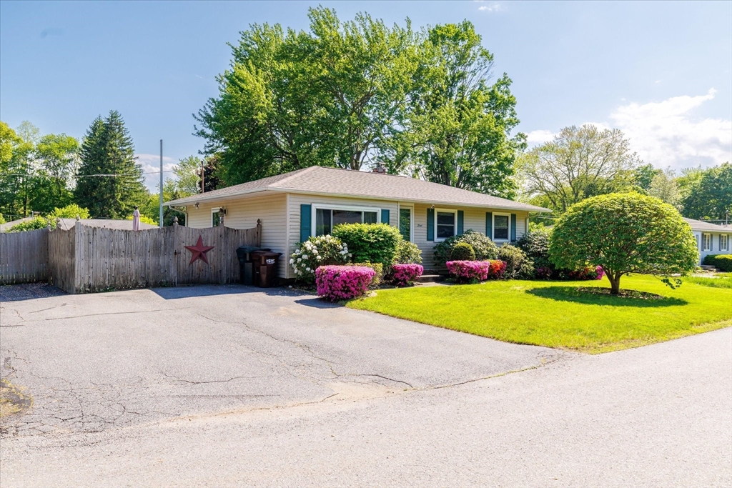 8 Horseshoe Dr