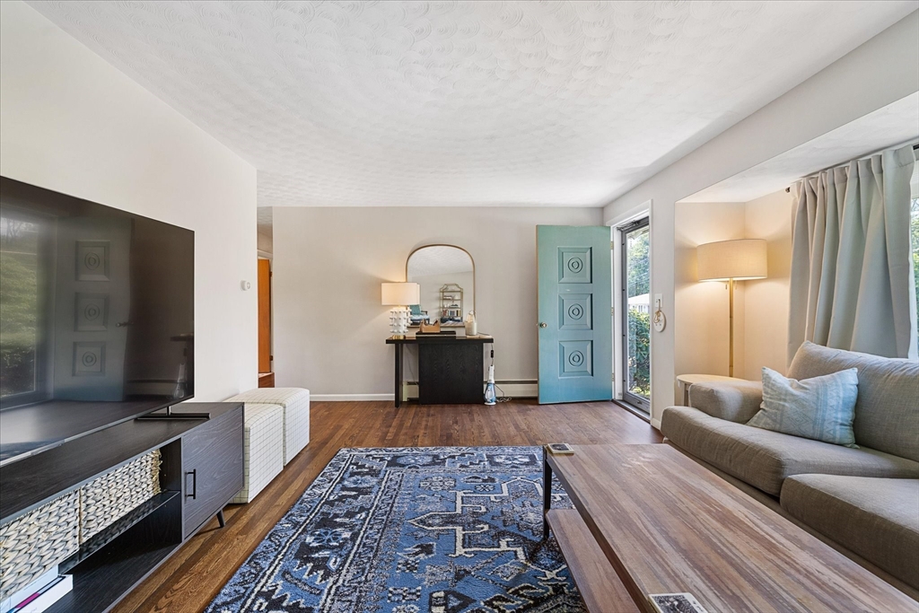8 Horseshoe Dr