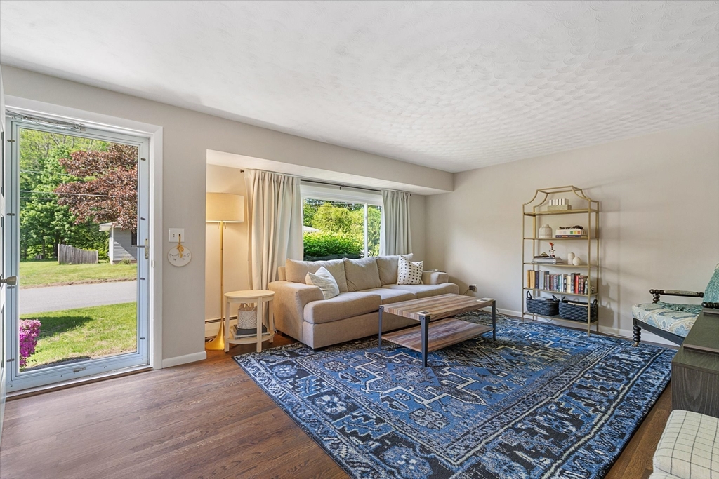 8 Horseshoe Dr