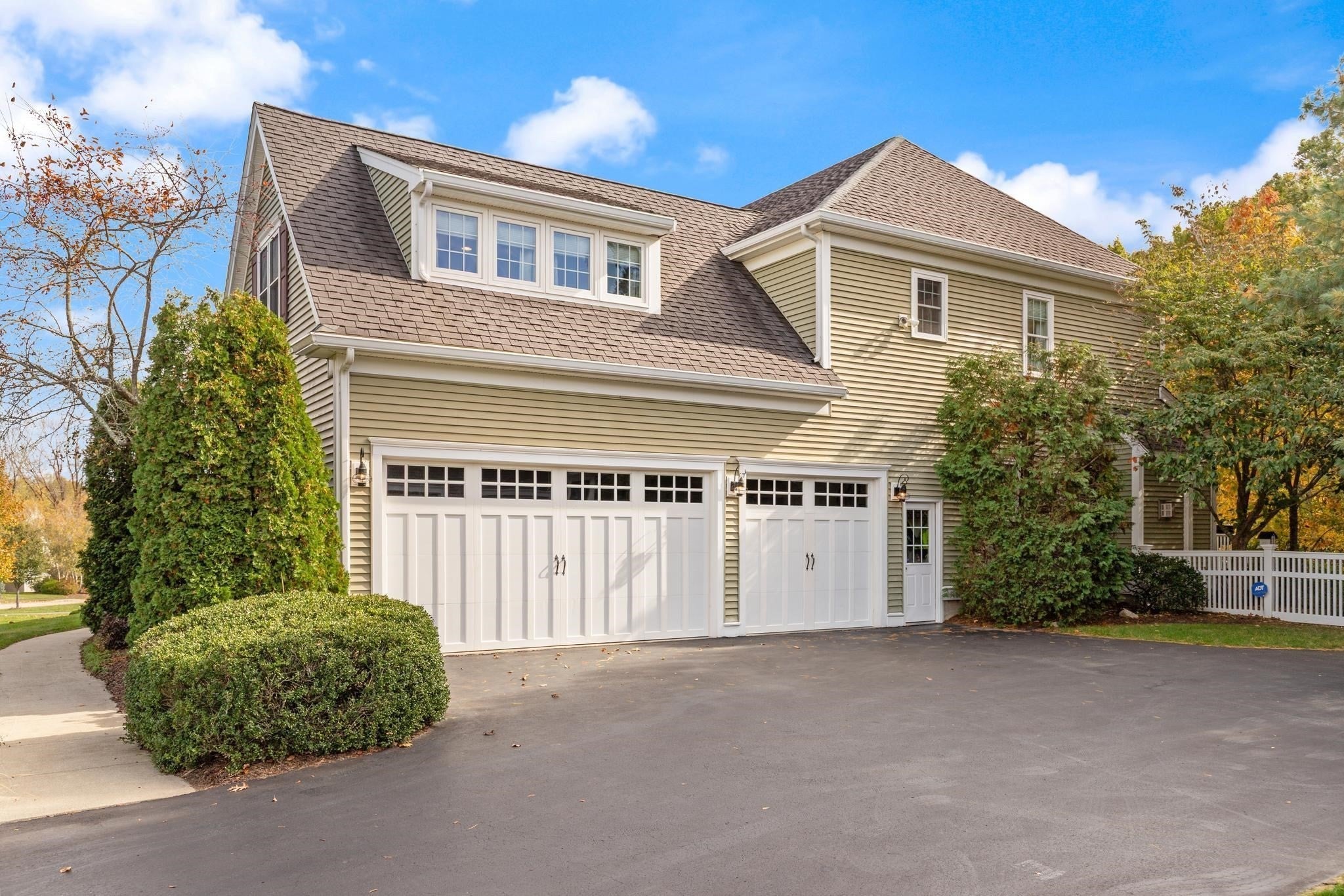 185 Riverside Dr, Wrentham, MA Photo #2