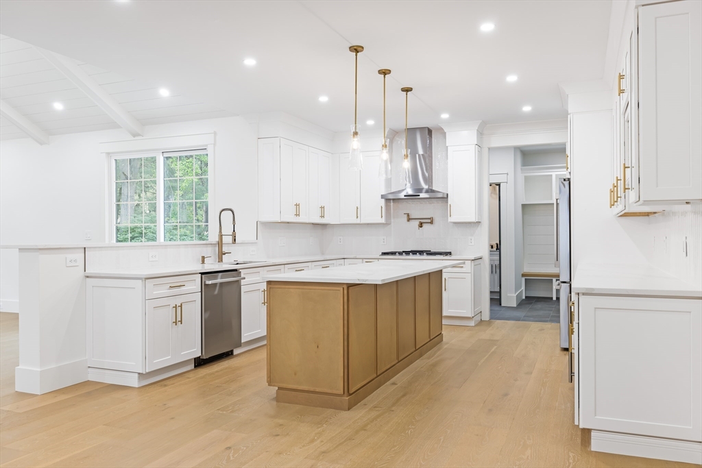 Natick, Massachusetts 01760, United States, 5 Bedrooms Bedrooms, ,5 BathroomsBathrooms,Residential,Active,155580