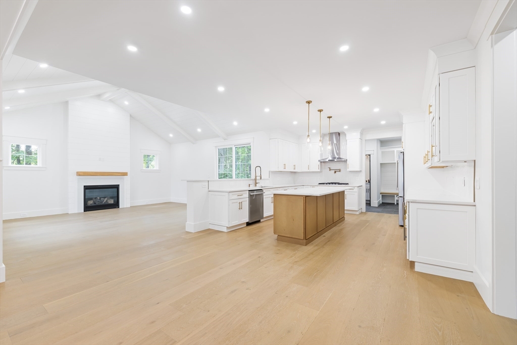 Natick, Massachusetts 01760, United States, 5 Bedrooms Bedrooms, ,5 BathroomsBathrooms,Residential,Active,155580