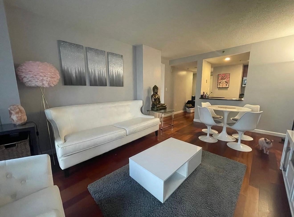 10 Museum Way 528