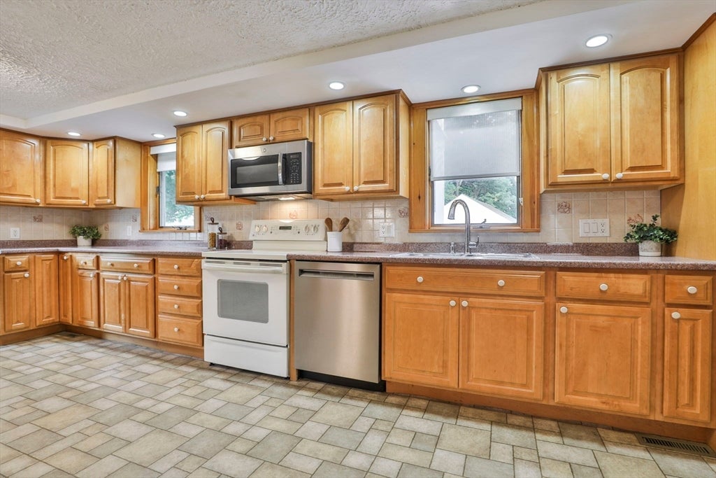 21 Preston St, Wakefield, MA Photo #10