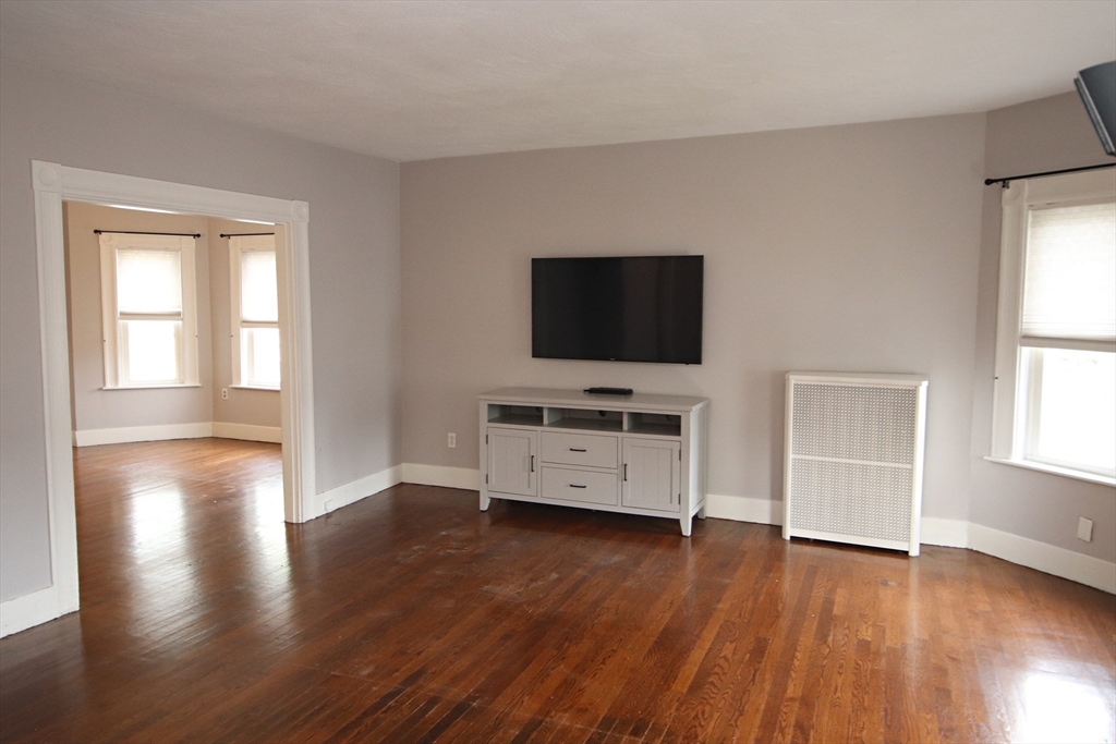 Saugus, Massachusetts 01906, United States, 3 Bedrooms Bedrooms, ,2 BathroomsBathrooms,Residential,Pending,114091