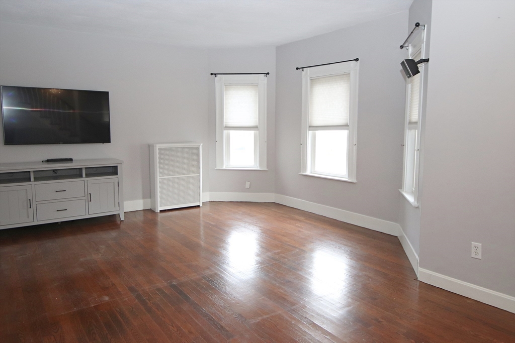 Saugus, Massachusetts 01906, United States, 3 Bedrooms Bedrooms, ,2 BathroomsBathrooms,Residential,Pending,114091