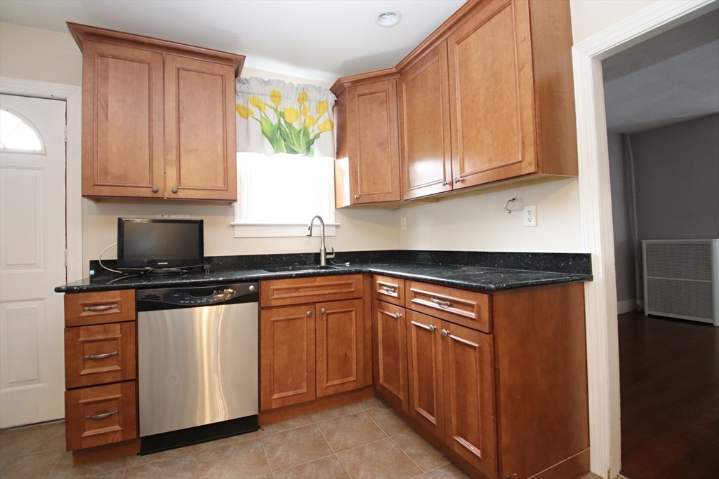 Saugus, Massachusetts 01906, United States, 3 Bedrooms Bedrooms, ,2 BathroomsBathrooms,Residential,Pending,114091