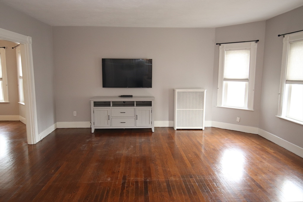 Saugus, Massachusetts 01906, United States, 3 Bedrooms Bedrooms, ,2 BathroomsBathrooms,Residential,Pending,114091