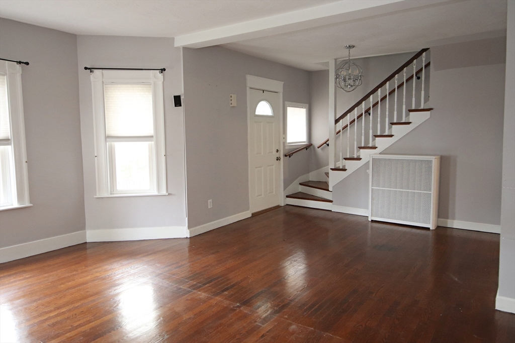 Saugus, Massachusetts 01906, United States, 3 Bedrooms Bedrooms, ,2 BathroomsBathrooms,Residential,Pending,114091