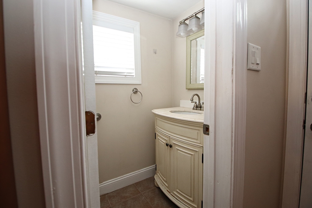 Saugus, Massachusetts 01906, United States, 3 Bedrooms Bedrooms, ,2 BathroomsBathrooms,Residential,Pending,114091