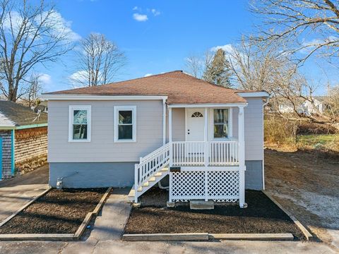 73 Gifford Ave Dartmouth MA 02747