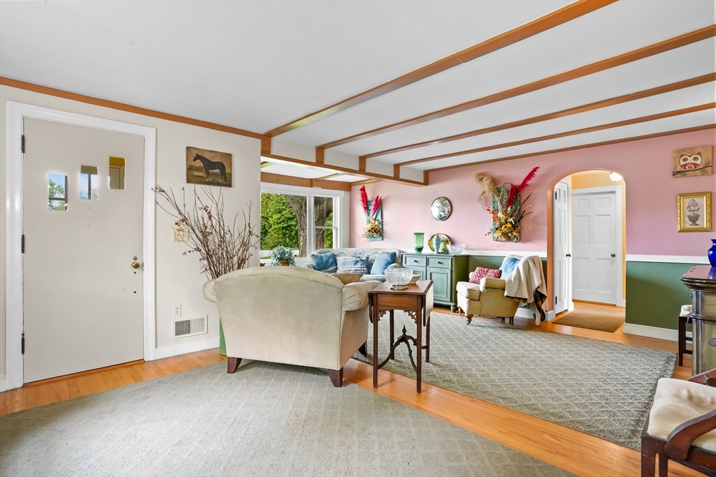 207 Topsfield Rd