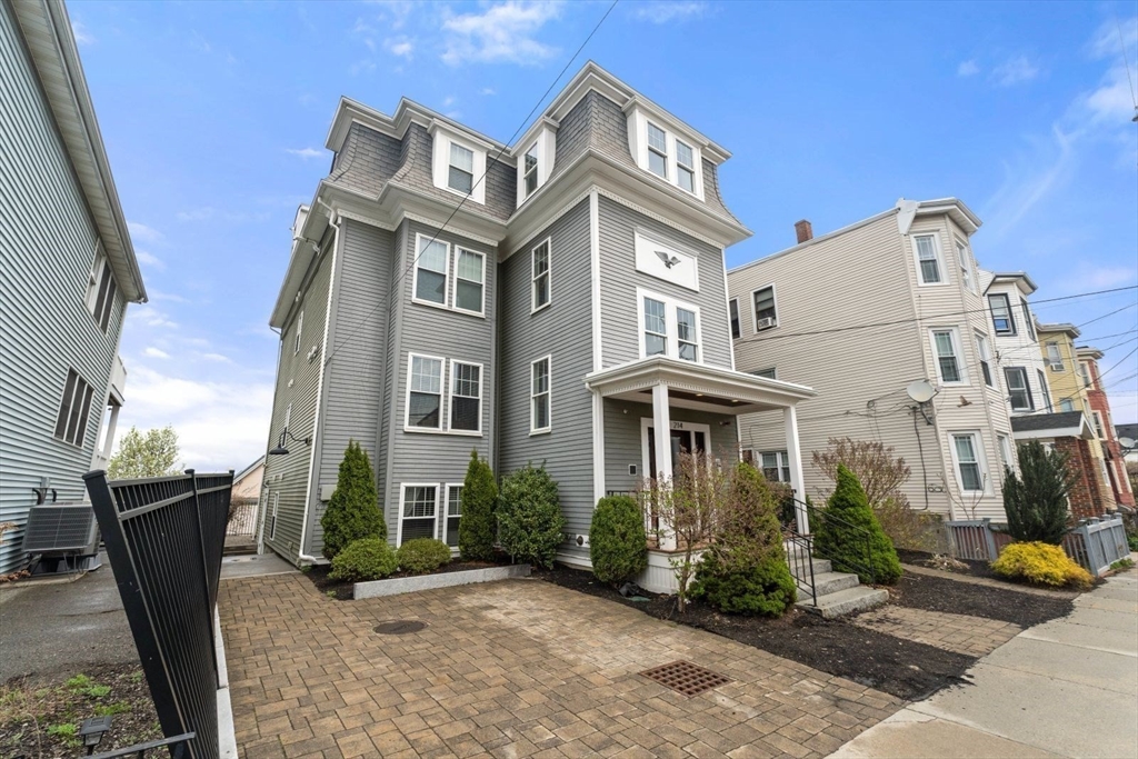 214-216 E Eagle St 3