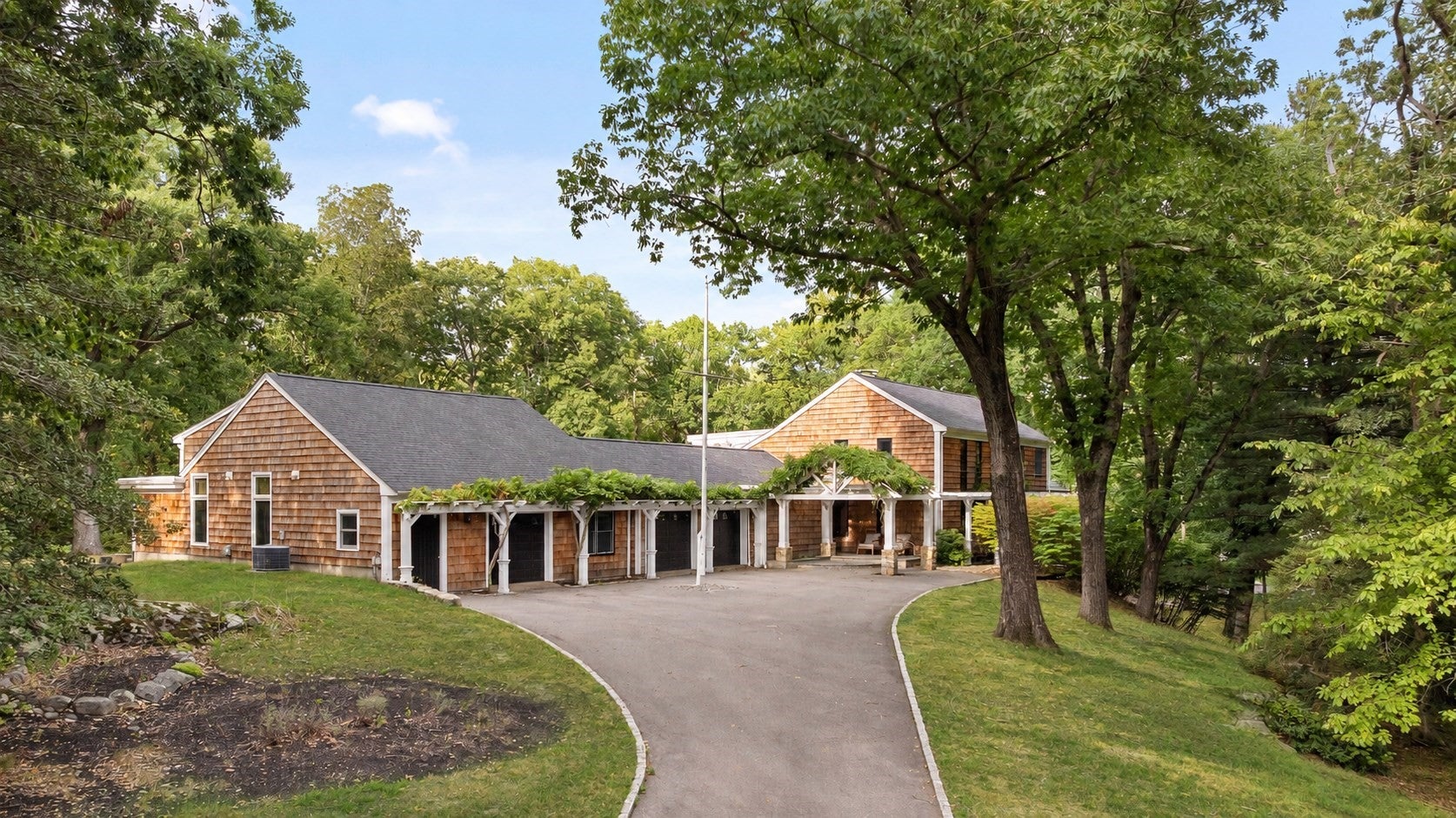 Photo of 8&10 Evergreen Ln, Hingham, MA