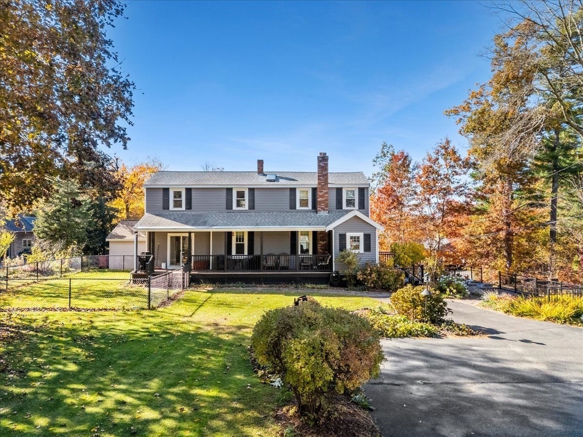 18 Lakeway St