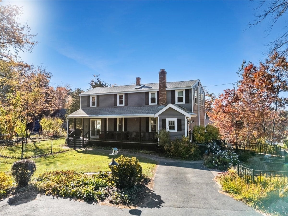 18 Lakeway St