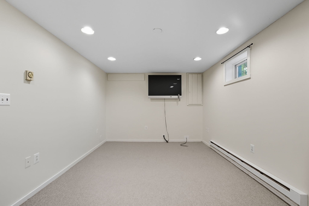 Medford, Massachusetts 02155, United States, 2 Bedrooms Bedrooms, ,2 BathroomsBathrooms,Residential,Contingent,211510