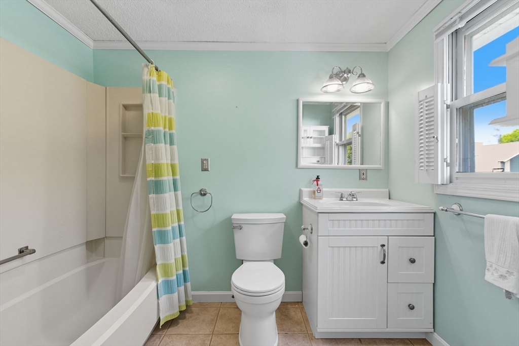 Medford, Massachusetts 02155, United States, 2 Bedrooms Bedrooms, ,2 BathroomsBathrooms,Residential,Contingent,211510