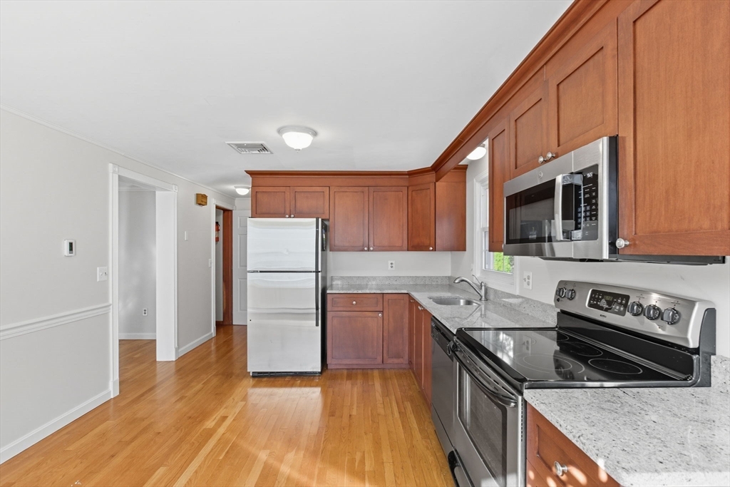 Medford, Massachusetts 02155, United States, 2 Bedrooms Bedrooms, ,2 BathroomsBathrooms,Residential,Contingent,211510