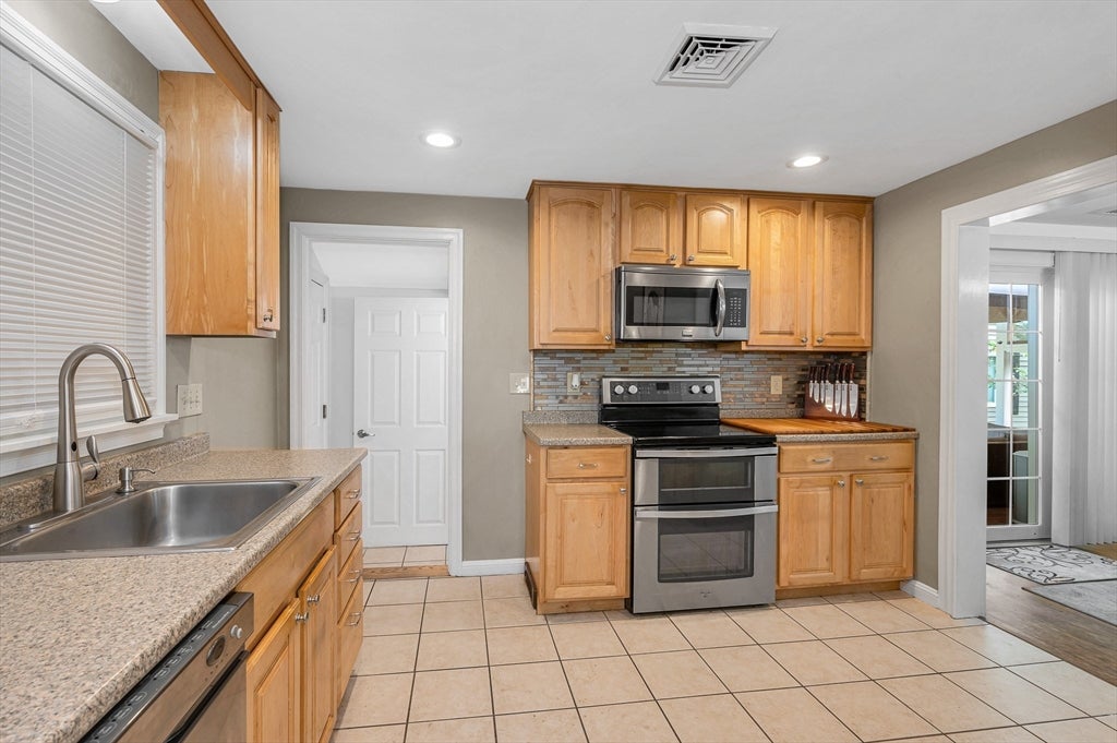 1295 Hildreth St, Dracut, MA Photo #7