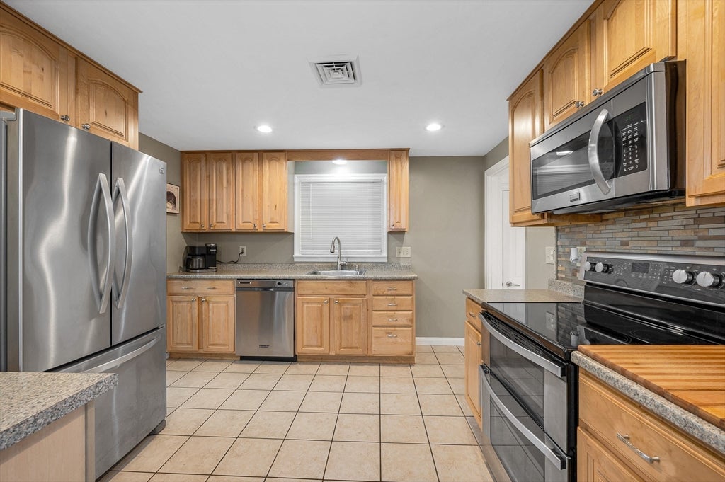 1295 Hildreth St, Dracut, MA Photo #6