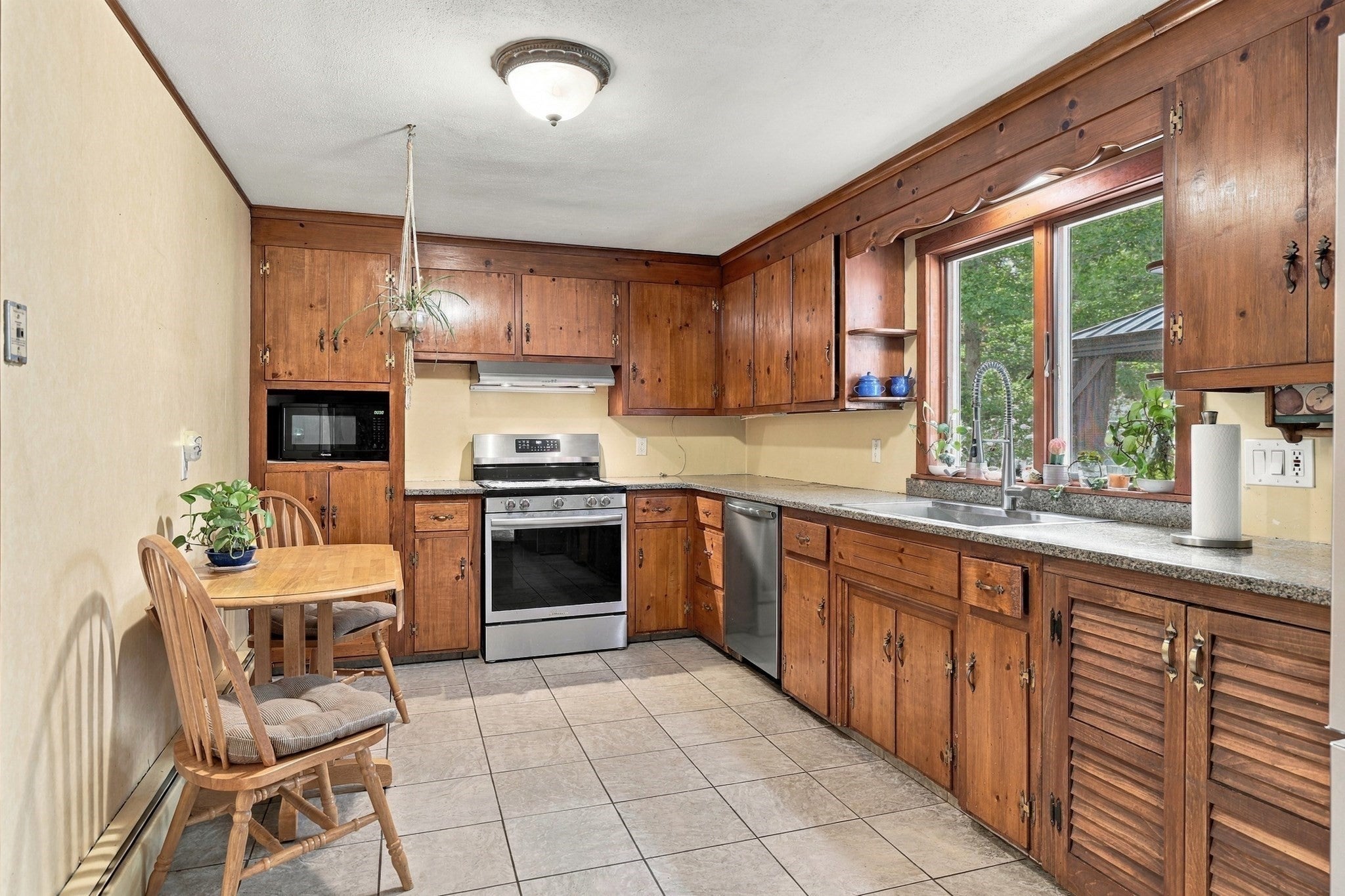 81 E Gooseberry Rd, West Springfield, MA Photo #11