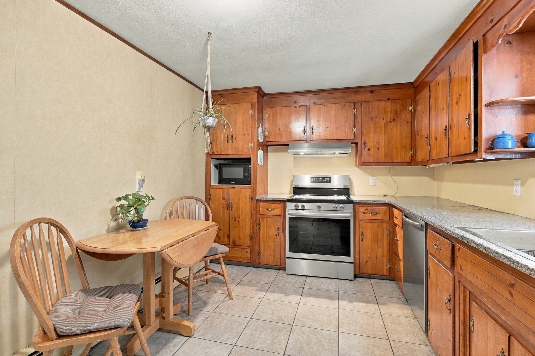 81 E Gooseberry Rd, West Springfield, MA Photo #12