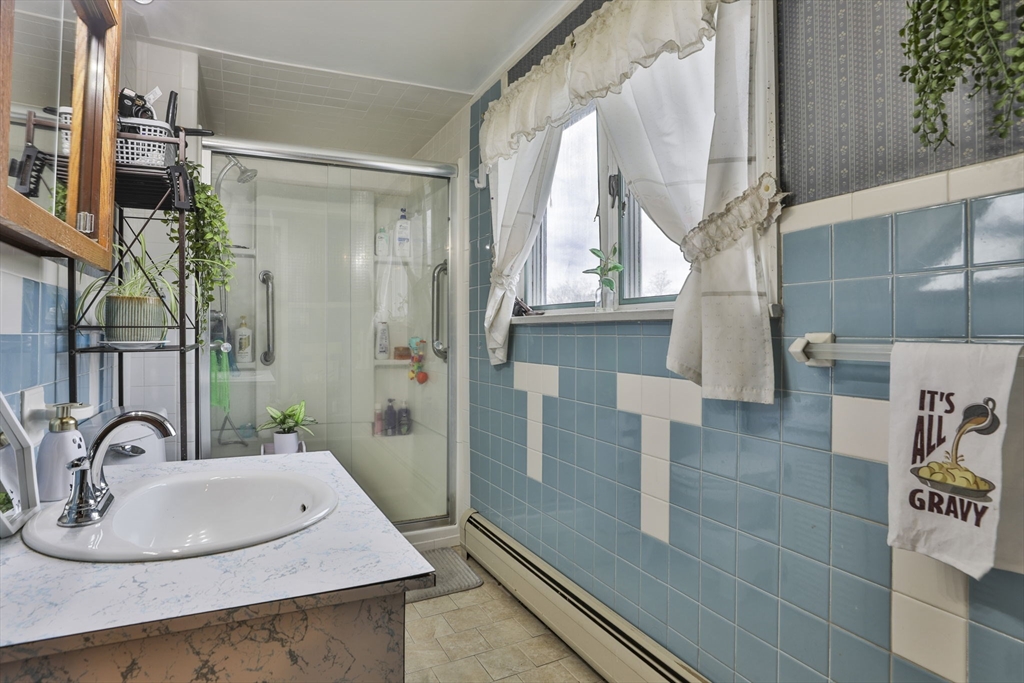 Methuen, Massachusetts 01844, United States, 3 Bedrooms Bedrooms, ,1 BathroomBathrooms,Residential,Active,244181