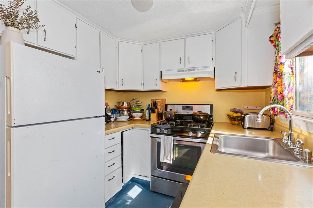 1077 Shirley St