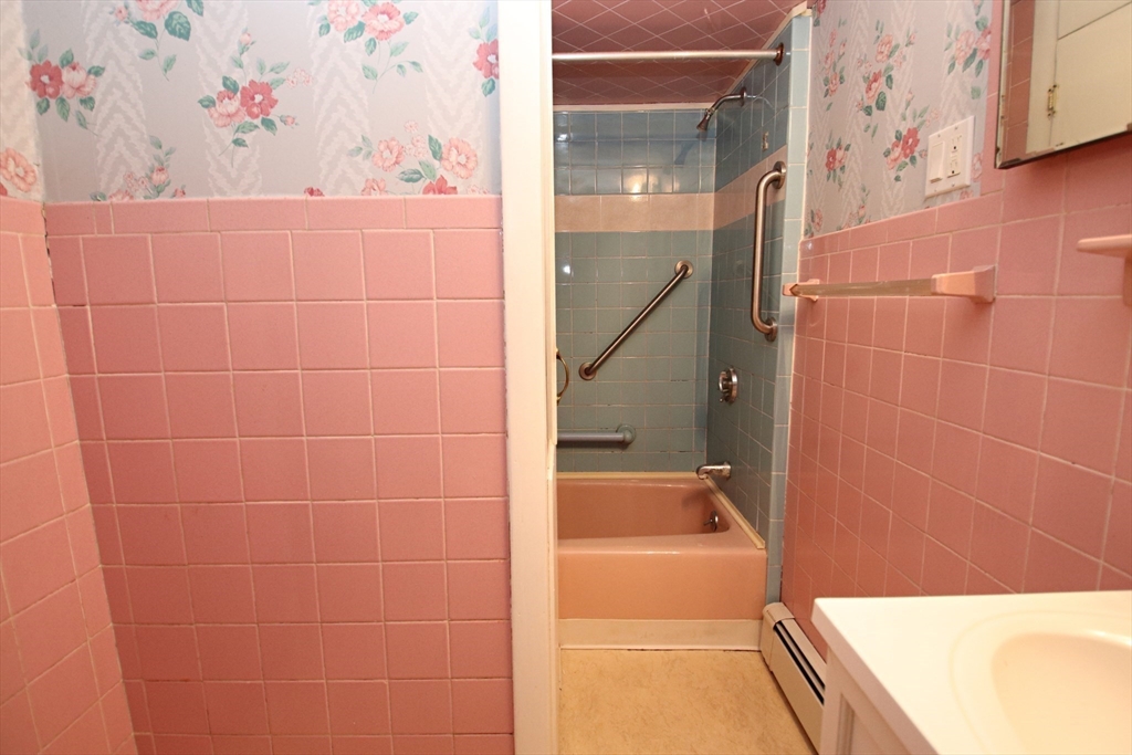 Saugus, Massachusetts 01906, United States, 3 Bedrooms Bedrooms, ,1 BathroomBathrooms,Residential,Active,243508