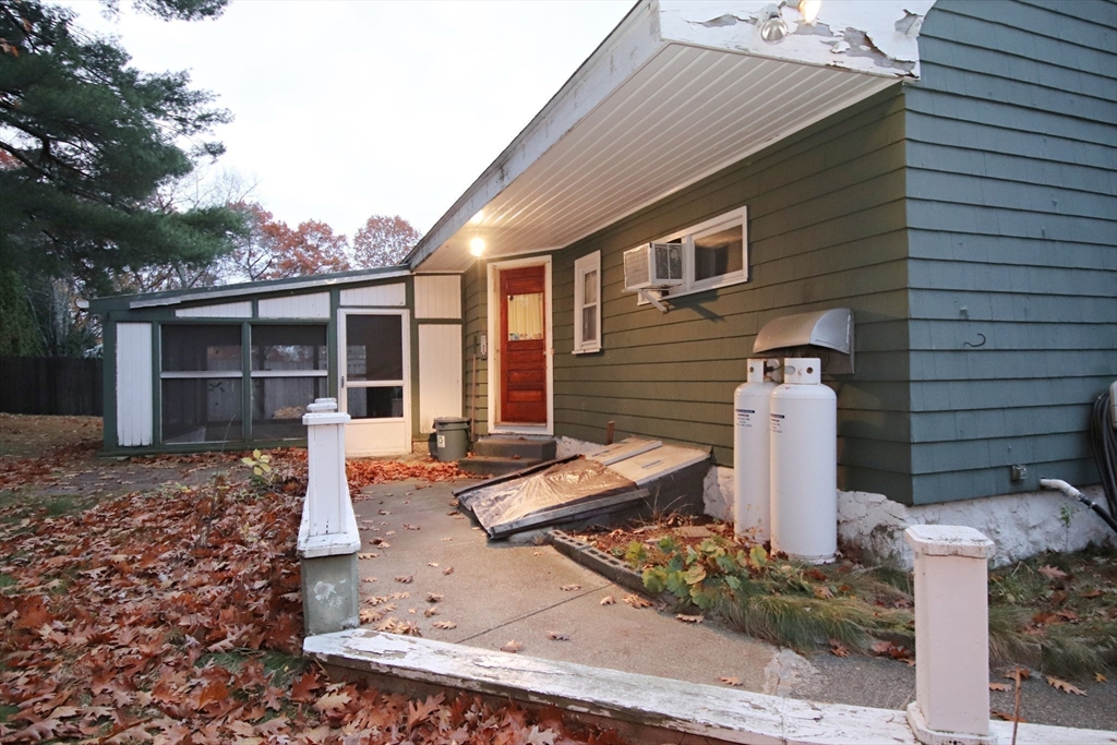 Saugus, Massachusetts 01906, United States, 3 Bedrooms Bedrooms, ,1 BathroomBathrooms,Residential,Active,243508