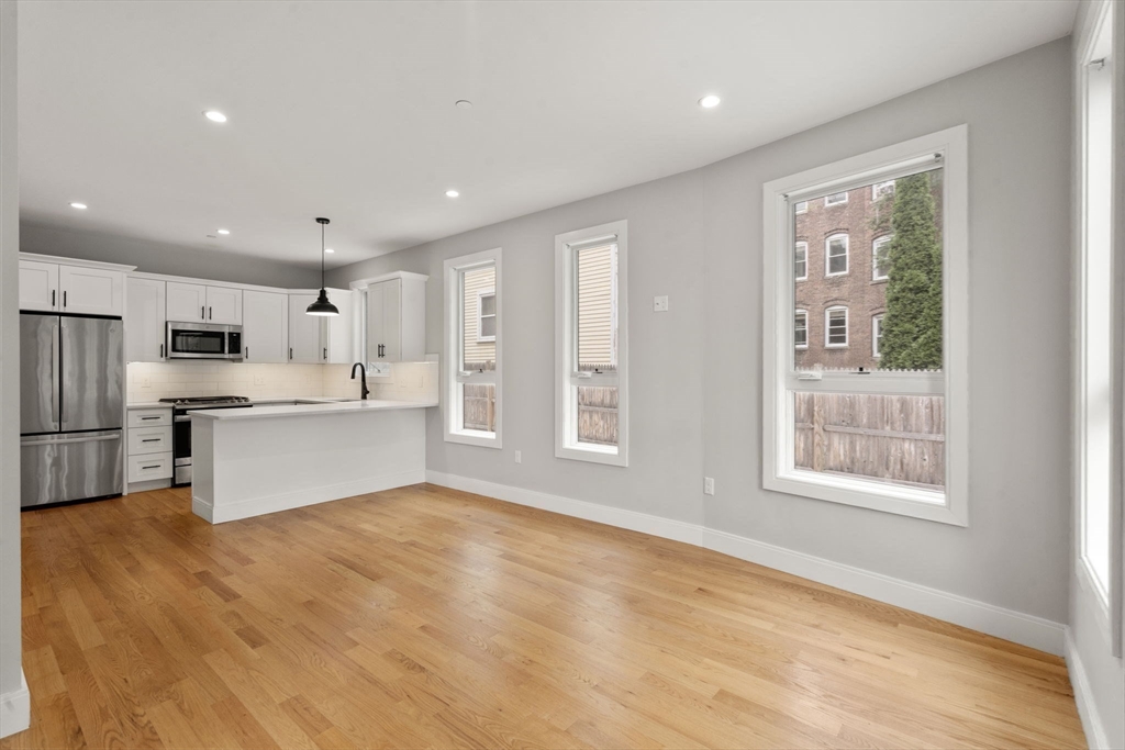 123-125 Centre St TH6