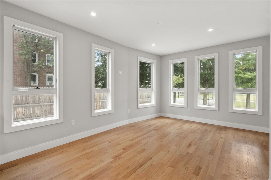 123-125 Centre St TH6