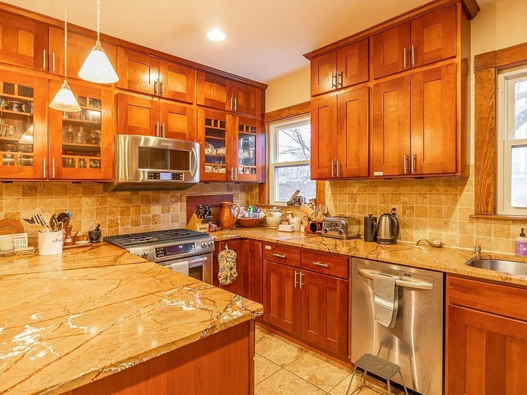 Click for 236 Concord Ave #2, Cambridge, MA slideshow