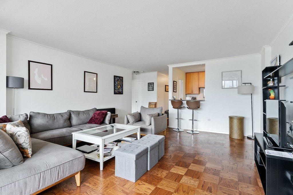 2 Hawthorne Place 10C