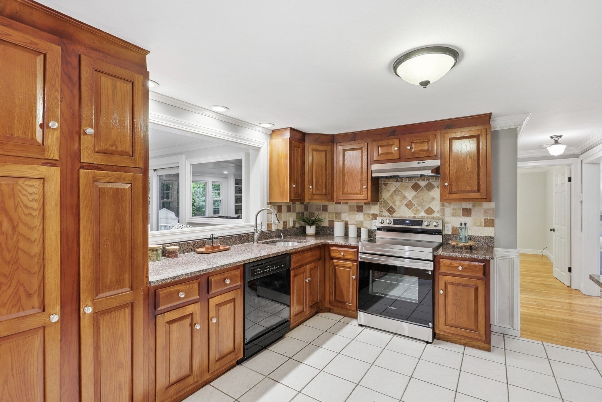 21 Curve Street, Bedford, MA Photo #12