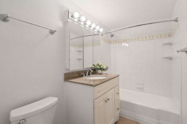 20 Hammond Pond Pkwy #302, Newton, MA Photo #8