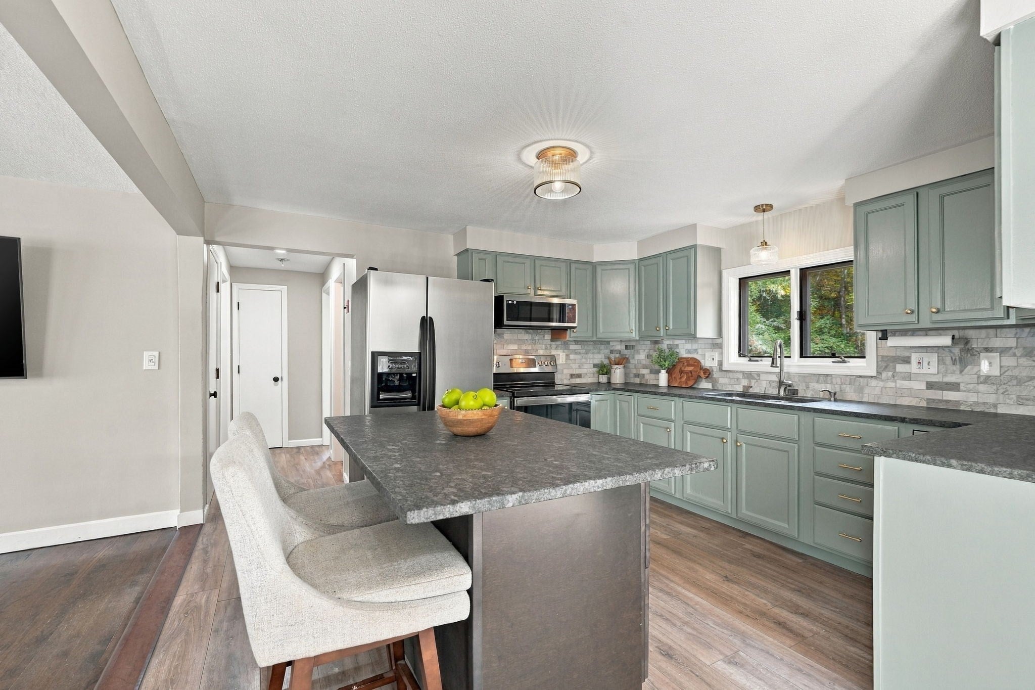 43 Oliver St, Easthampton, MA Photo #12
