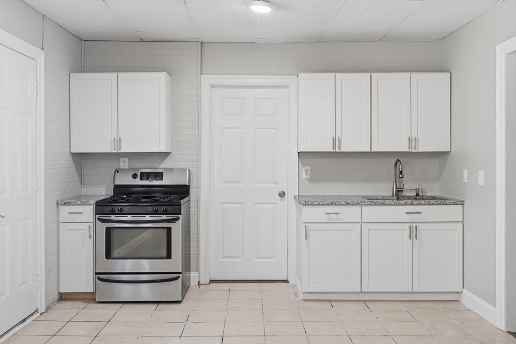 Click for 293 Clemente St #2L, Holyoke, MA slideshow Click for 293 Clemente St #2L, Holyoke, MA slideshow