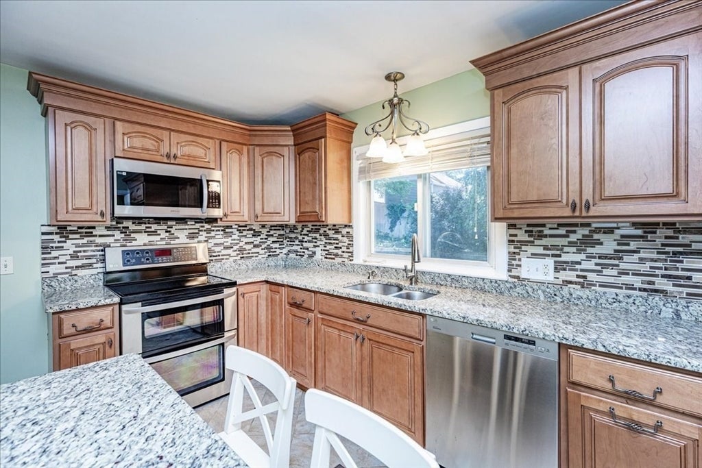 98 Pleasant View St, Methuen, MA, 98 Pleasant View St, Methuen, MA Photo #2