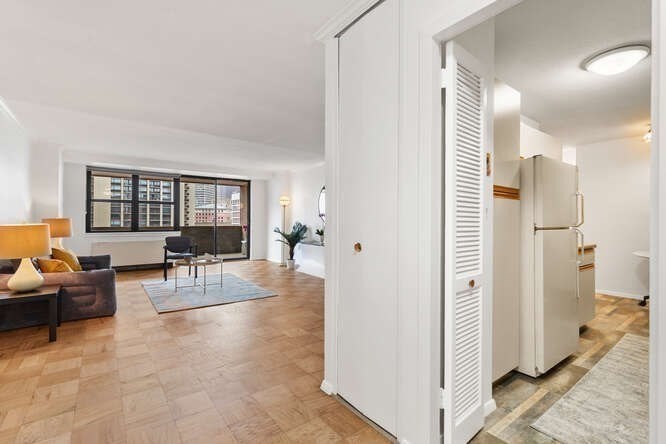 2 Hawthorne Pl 11M
